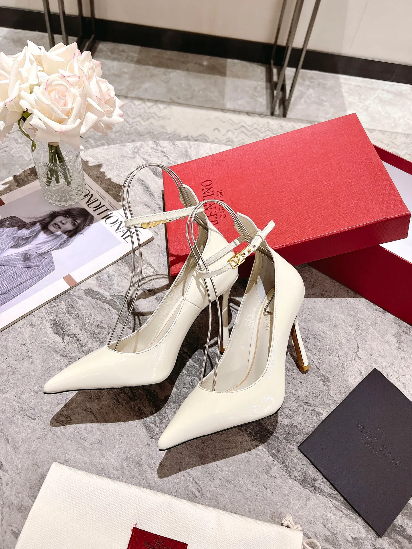 👟👟Ex-factory price 440👟👟 Genuine leather sole +40 Top version 𝑉𝐴𝐿𝐸𝑁𝑇𝐼𝑁𝑂 Valentino new spring and summer women's 6⃣️color patent leather shoes. Unique (small V-label buckle) hardware brings out a full sense of high-end, and the new season will live up to expectations! Worth buying ★ Qipi is absolutely high-grade ❥Original method, absolutely sensual ❥Elegant style, creating a different feeling, simple and elegant style!  Code number: 35-41 (34-42 customized) Fabric: Imported patent leather Lining: Sheepskin lining Heel height: 7cm-10cm2⃣️Various heel height options Leather outsole Rubber outsole